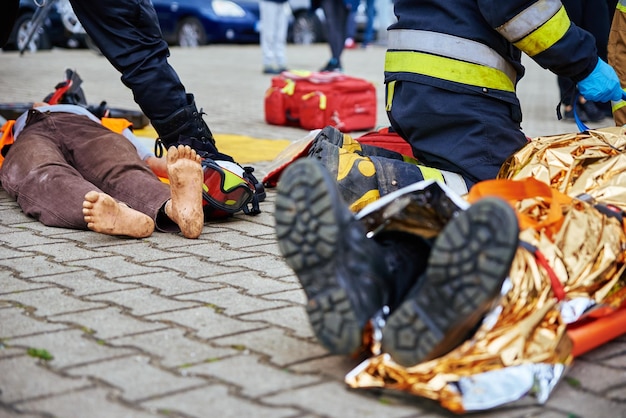 I soccorritori forniscono il primo soccorso alla vittima durante un incidente stradale la persona ferita nell'incidente è lyi