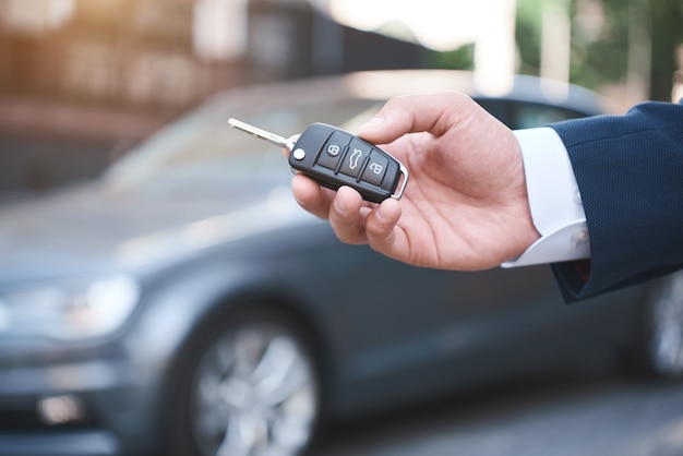 I sogni si avverano, il giovane tiene in mano le chiavi di una nuova auto