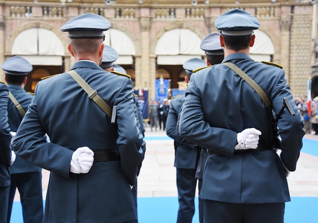 I soldati dell'esercito in fila indossano e indossano uniformi militari