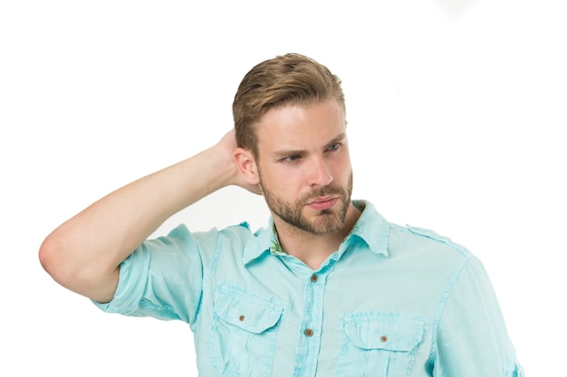 I suoi capelli parlano da soli. Bel ragazzo che tocca i capelli in stile. Uomo caucasico con barba e baffi alla moda isolati su bianco. Uomo barbuto con peli sul viso non rasati e taglio di capelli alla moda.