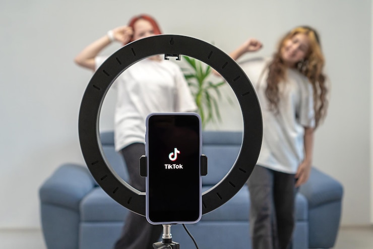 I talenti della Gen Z giocano all'app per scattare video selfie per condividere la storia virale dello spettacolo