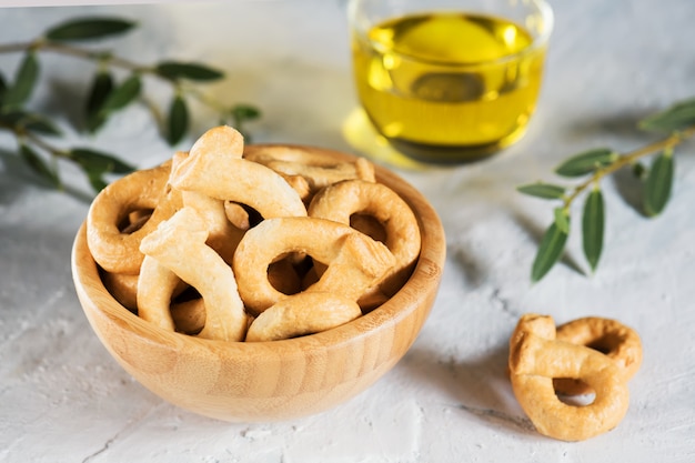 I taralli o tarallini sono snack tradizionali italiani tipici della cucina regionale pugliese