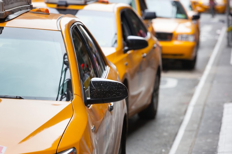 Foto i taxi gialli a manhattan, new york, i taxi di new york sono ampiamente riconosciuti come icone della città.
