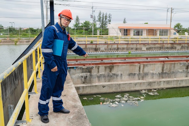 I tecnici della manutenzione dell'impianto idrico, gli ingegneri meccanici, controllano il sistema di controllo dell'impianto di trattamento dell'acqua