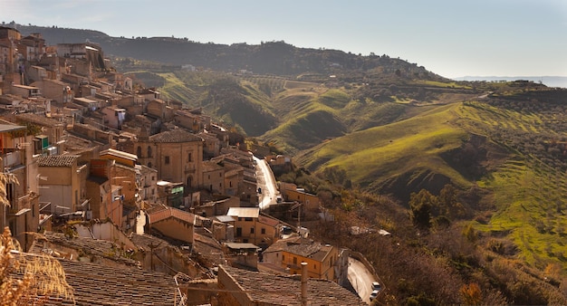 I tetti di Leonforte Leonforte è un piccolo paese al centro della Sicilia