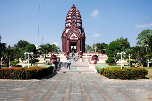 I thailandesi e i viaggiatori pregano per proteggere e portare fortuna con il Santuario del pilastro della città al centro della città il 30 gennaio 2018 a Prachuap Khiri Khan Thailandia