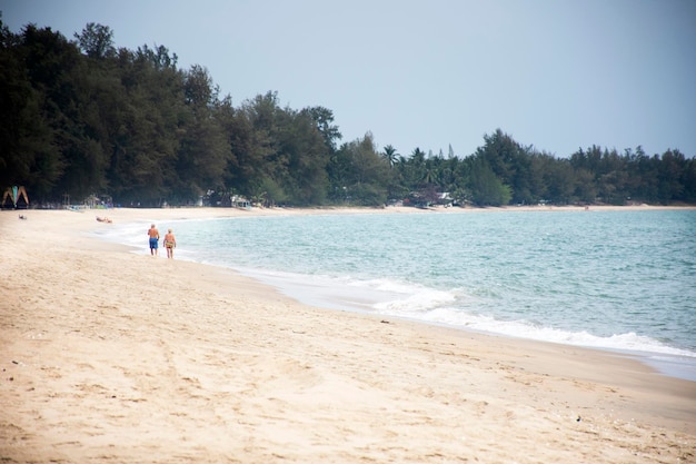 I thailandesi e i viaggiatori stranieri a piedi hanno visitato e riposato a Ban Krut Beach il 30 gennaio 2018 a Prachuap Khiri Khan Thailandia