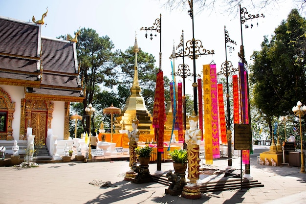 I thailandesi e i viaggiatori stranieri viaggiano visitano e rispettano pregando chedi e le reliquie del Buddha al Wat Phra That Doi Tung il 22 febbraio 2018 a Chiang Rai Thailandia