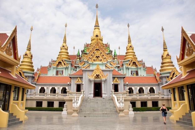 I thailandesi e i viaggiatori stranieri visitano e pregano Phra Mahathat Chedi Phakdi Prakat a Ban Krut Beach di Bang Saphan a Prachuap Khiri Khan Thailandia