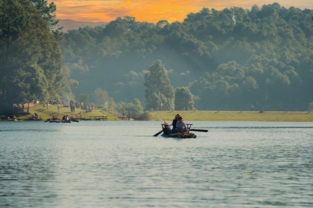 I thailandesi e i viaggiatori stranieri visitano le zattere di bambù a remi nel tour del lago Pang Ung Pang Oung