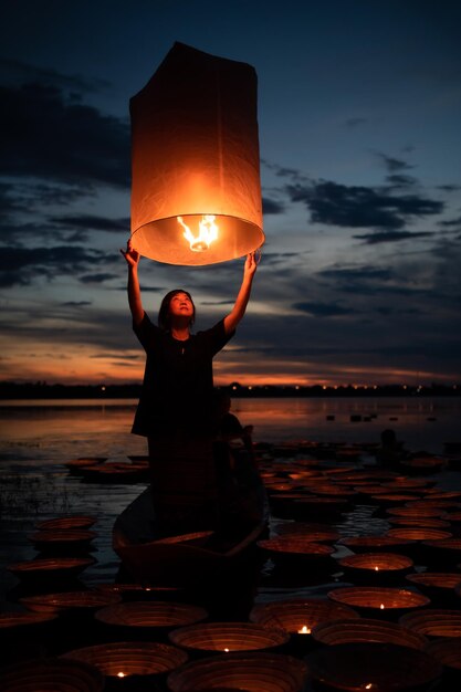 I thailandesi escono a far galleggiare il Krathong il giorno della luna piena del dodicesimo mese dell'anno