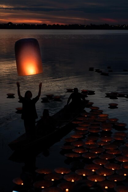 I thailandesi escono a far galleggiare il Krathong il giorno della luna piena del dodicesimo mese dell'anno