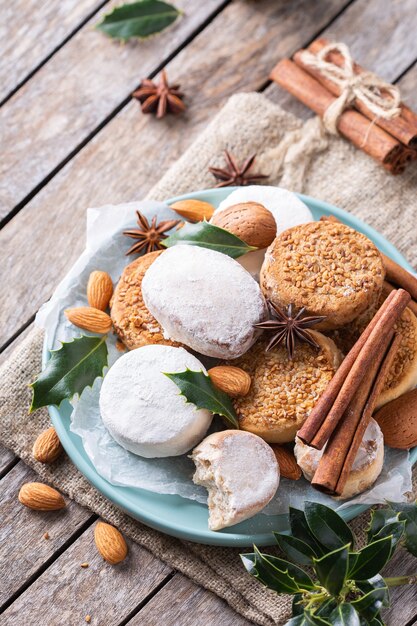 I tipici dolci natalizi spagnoli di pasta frolla mantecados e polvorones