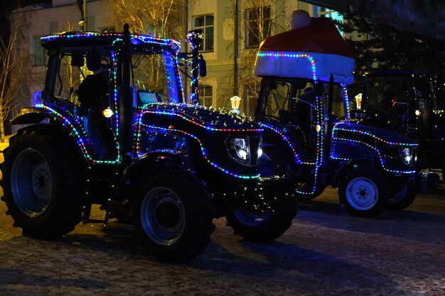 I trattori agricoli sono decorati con ghirlande natalizie festive.