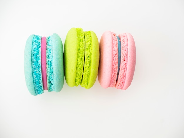 I tre macarons dolci amano su bianco