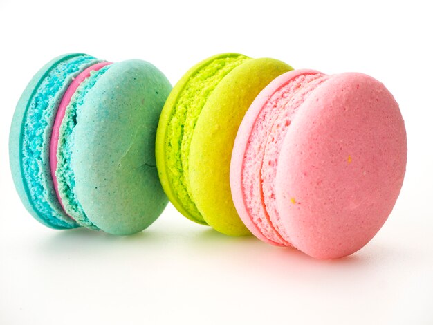 I tre macarons dolci amano su bianco