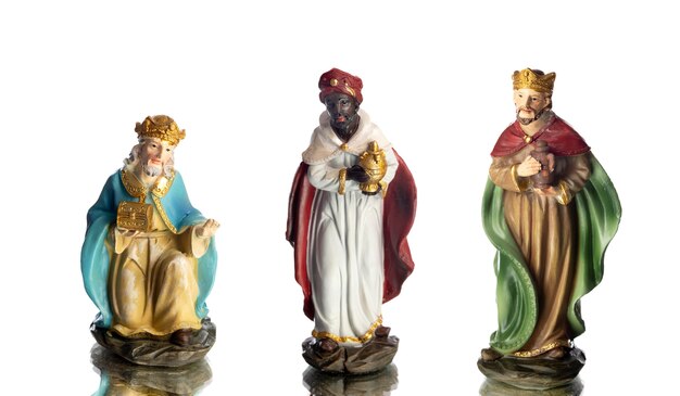 I tre saggi. Figure in ceramica isolate su sfondo bianco