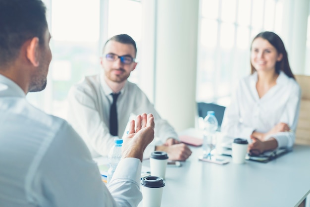 I tre uomini d'affari tengono una conferenza al tavolo