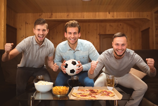 I tre uomini dell'emozione guardano un calcio e un gesto