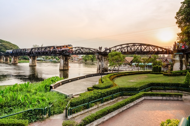 I treni per i viaggi che corrono sul vecchio ponte sul fiume Kwai Yai al tramonto sono un'attrazione storica durante la seconda guerra mondiale, il famoso della provincia di Kanchanaburi in Thailandia