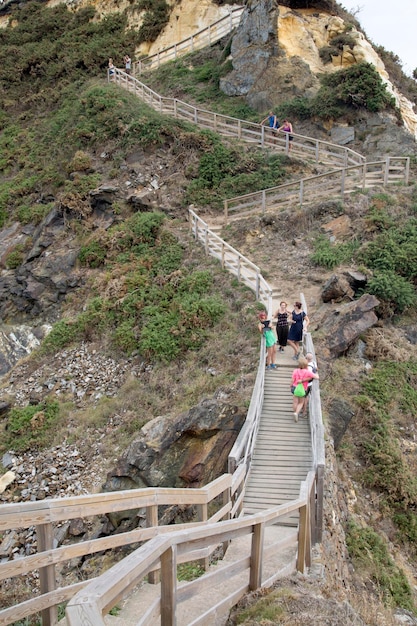 I turisti a Fucino do Porco Cliff, Galizia, Spagna