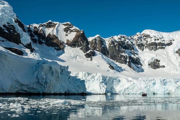 I turisti a guardare i ghiacciai e le montagne in Paradise Bay Penisola Antartica Antartica