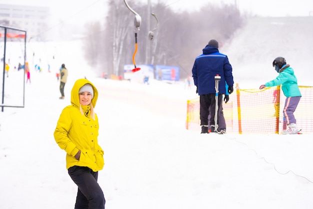 I turisti amano giocare a sci e snowboard nella stazione sciistica in vacanza.