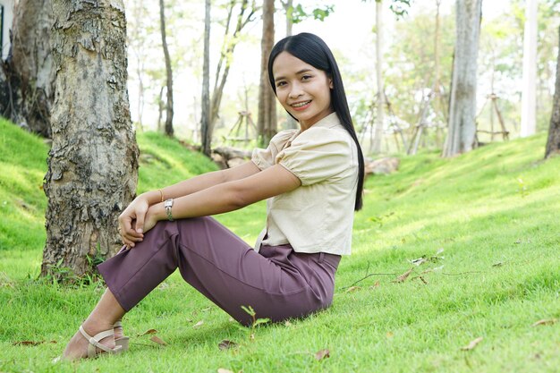 I turisti asiatici della donna sorridono felicemente