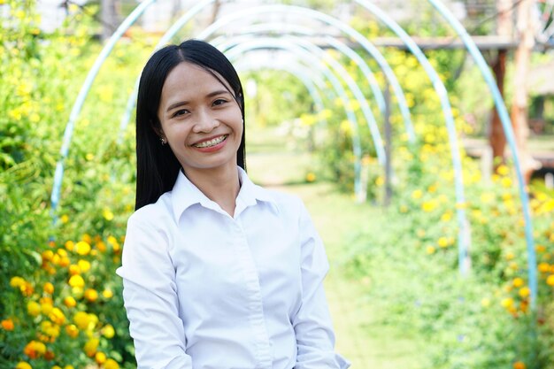 I turisti asiatici della donna sorridono felicemente