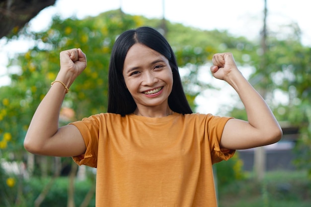 I turisti asiatici della donna sorridono felicemente