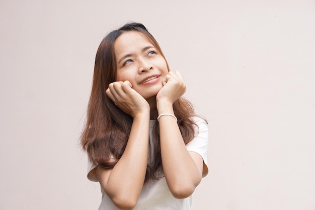 I turisti asiatici della donna sorridono felicementex9