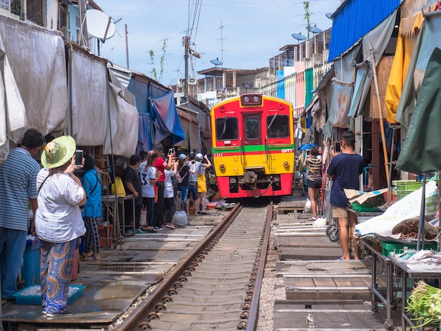 I turisti che prendono foto mercato in Thailandia.