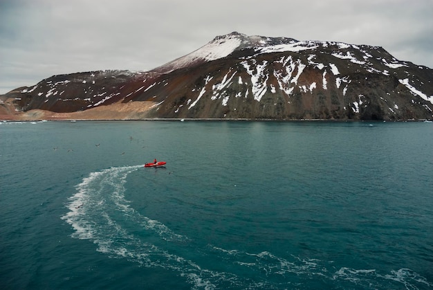 I turisti che sbarcano nel paesaggio antartico dell'isola di Paulet vicino alla penisola antartica