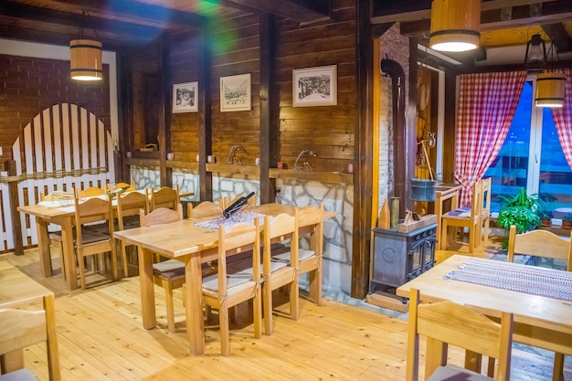 I turisti di MONTENEGRO PLAV hanno visitato il ristorante il cui interno è realizzato in stile medievale