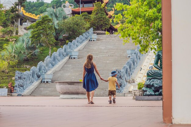 I turisti felici mamma e figlio in pagoda viaggiano in asia concetto viaggiando con un concetto di bambino