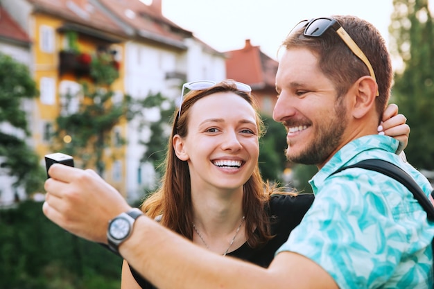 I turisti felici si divertono e fanno foto selfie nel centro storico di Lubiana, Slovenia