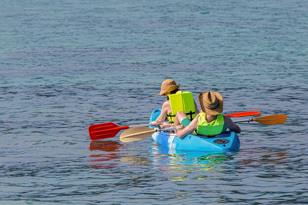 I turisti in canoa sul bellissimo mare