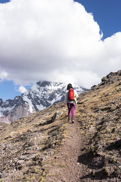 I turisti in viaggio verso la montagna Ausangate nella città di Cusco