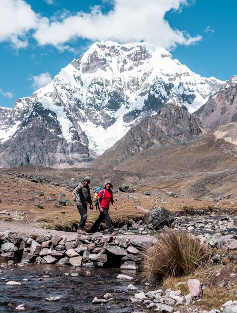 I turisti in viaggio verso la montagna Ausangate nella città di Cusco