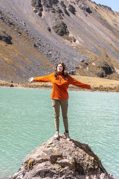 I turisti in viaggio verso la montagna Ausangate nella città di Cusco