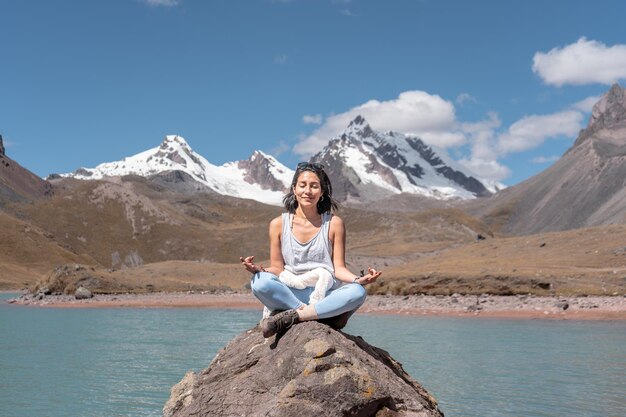 I turisti in viaggio verso la montagna Ausangate nella città di Cusco