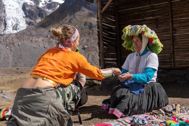 I turisti in viaggio verso la montagna Ausangate nella città di Cusco