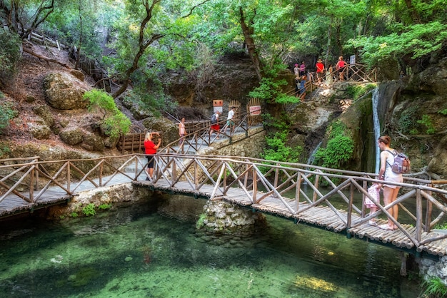 I turisti nella valle delle farfalle nell'isola di Petaloudes Rodi in Grecia