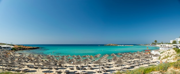 I turisti si rilassano sulla famosa spiaggia di Cipro. Nissi Beach