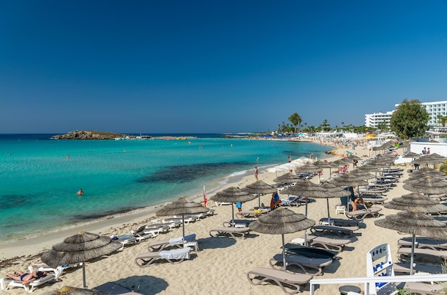 I turisti si rilassano sulla famosa spiaggia di Cipro. Spiaggia di Nissi