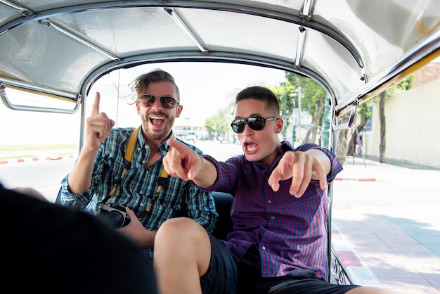 I turisti sono entusiasti e divertirsi sul taxi Tuk Tuk in Thailandia