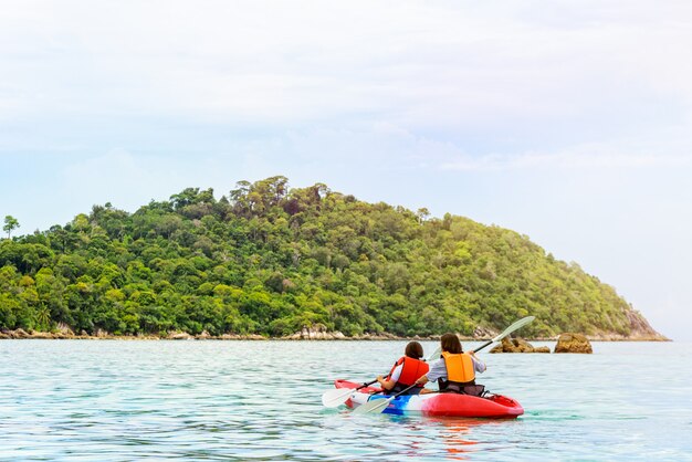 I turisti sono madre e figlia che viaggiano in barca con un'estate in kayak a Ko Lipe island Thailand