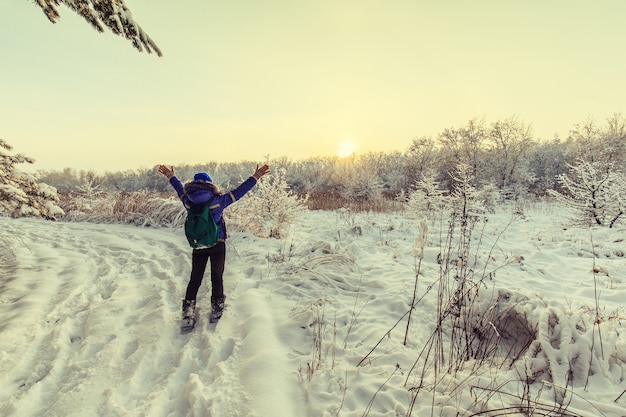 I turisti stanno camminando nella foresta invernale