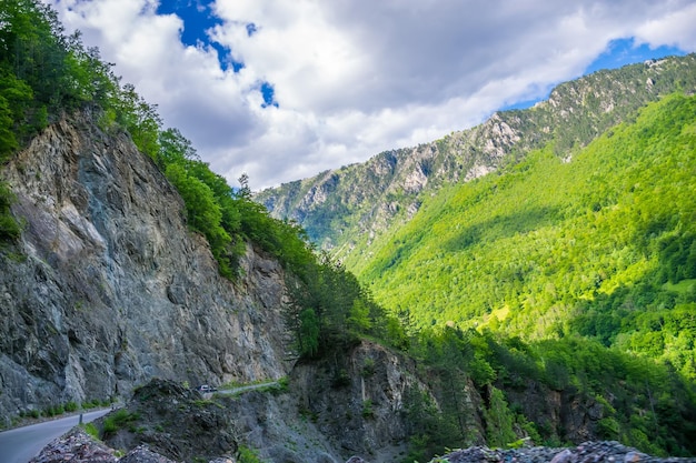 I turisti viaggiano in auto sulle strade di montagna del Montenegro