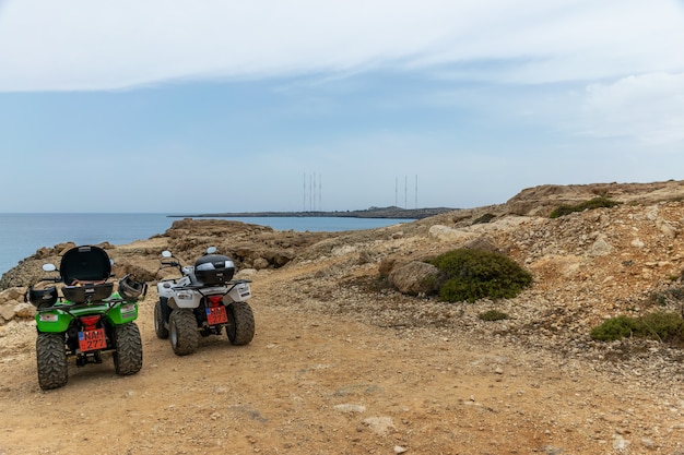 I turisti viaggiano lungo la costa azzurra del Mediterraneo.